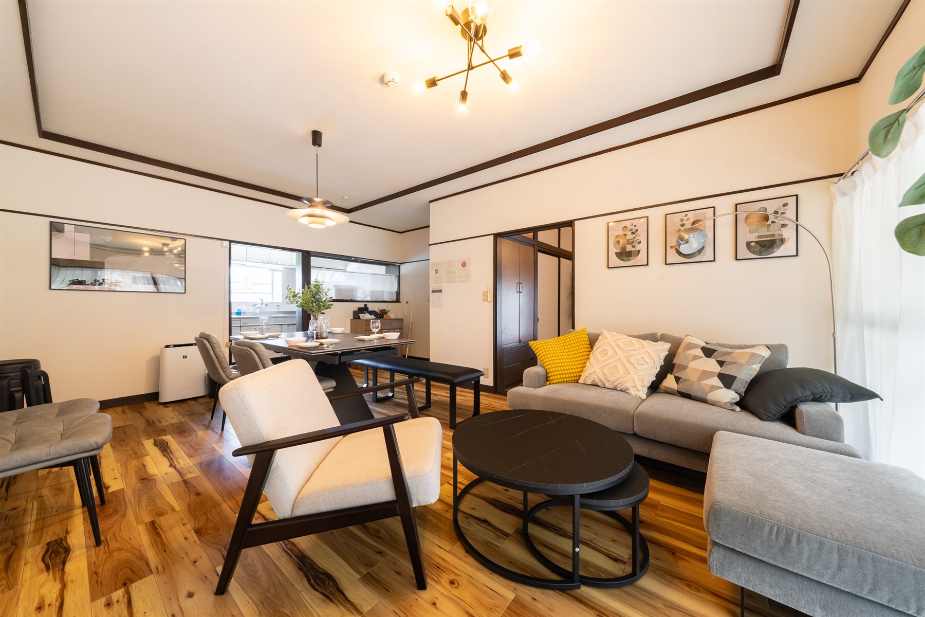 Spacious living and dining room